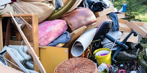 Gerümpel und Haushaltsgegenstände auf einem Haufen