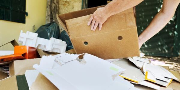 Hände sortieren Papiere und Unterlagen in einem Karton – Entrümpelung in Michelstadt