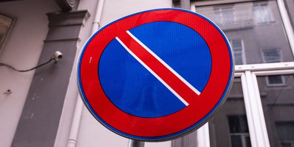 Halteverbotszone Michelstadt: Halteverbotsschild an einer Hauswand