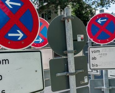 Mehrere Halteverbotsschilder Mehrere Halteverbotsschilder mit Zusatzschildern an einer Straße