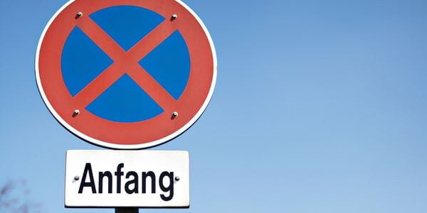 Halteverbotsschild mit Zusatzschild „Anfang“ – Halteverbotszone in Michelstadt