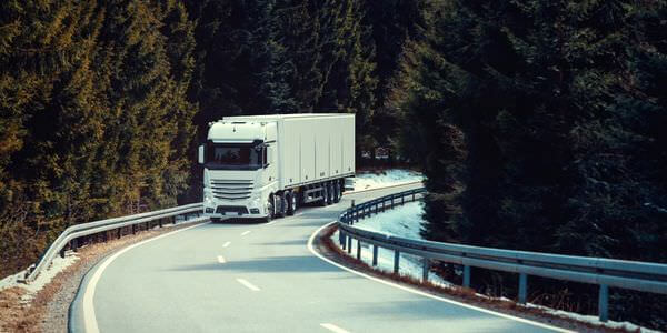 Klaviertransport Michelstadt: Lkw fährt auf einer kurvigen Straße durch den Wald