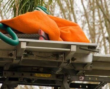 Möbellift in Michelstadt Möbellift transportiert ein Bündel Bettzeug nach oben – Möbellift in Michelstadt