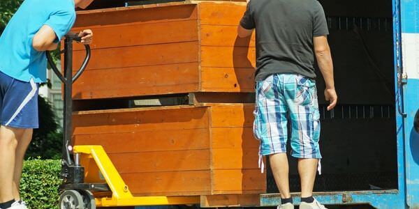 Möbellift Michelstadt: Zwei Helfer tragen einen Holzschrank aus einem Lkw