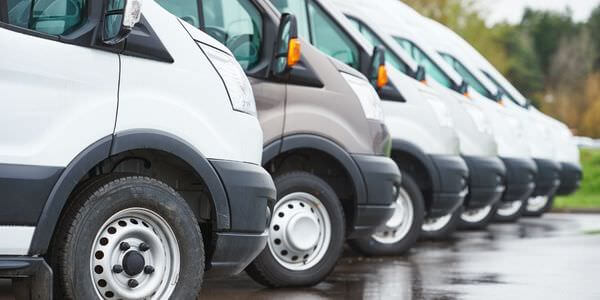 Mehrere weiße Transporter nebeneinander – Transporter mieten in Michelstadt